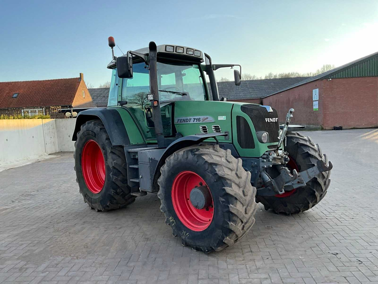 FENDT FOUR-WHEEL DRIVE AGRICULTURAL TRACTOR - جرار: صورة 3 FENDT FOUR-WHEEL DRIVE AGRICULTURAL TRACTOR - جرار: صورة 3