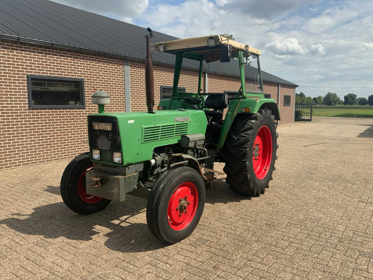 Fendt Farmer 108S - جرار: صورة 1 Fendt Farmer 108S - جرار: صورة 1