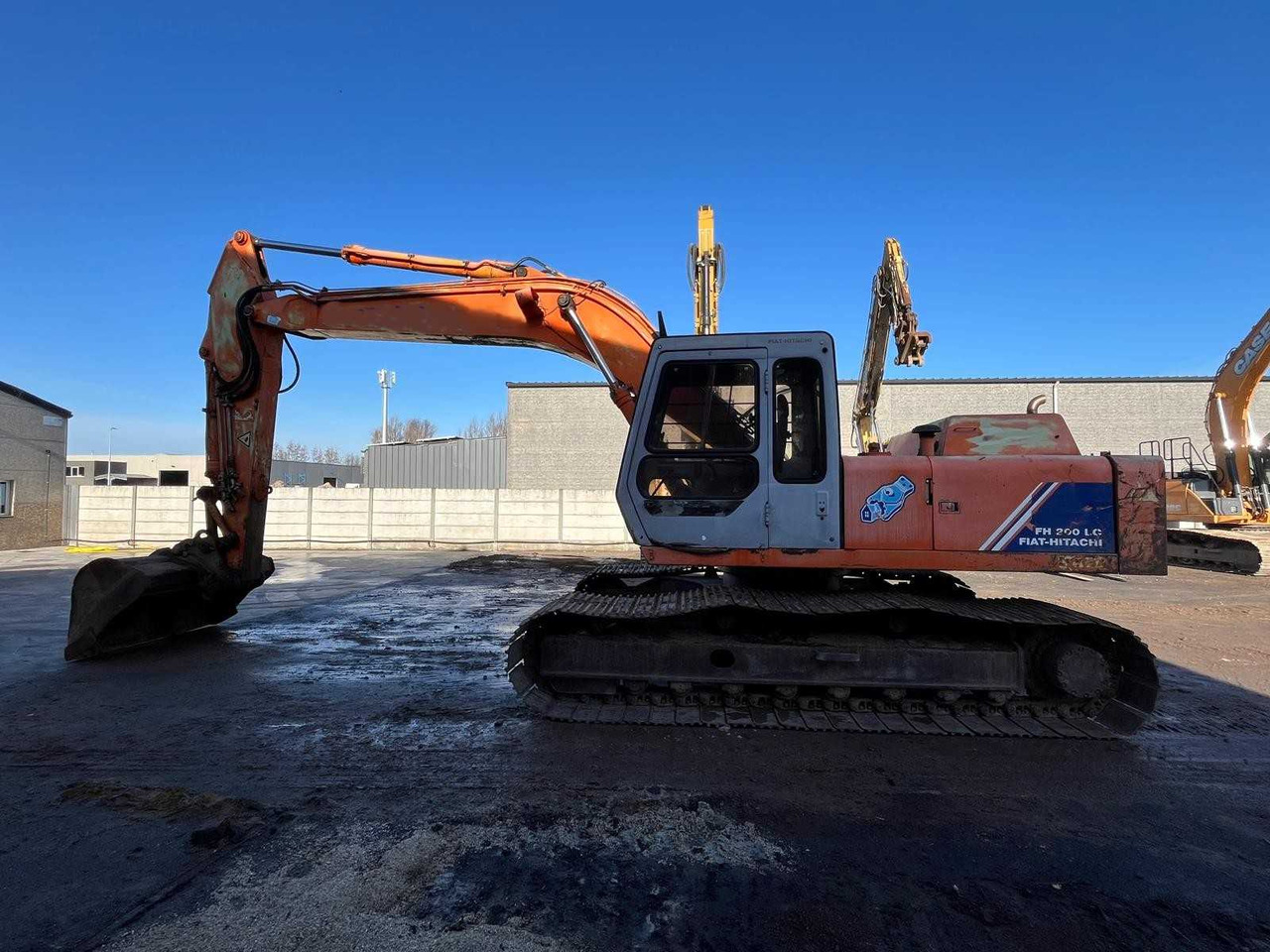 Fiat Hitachi FH 200 LC - حفار زحاف: صورة 1 Fiat Hitachi FH 200 LC - حفار زحاف: صورة 1