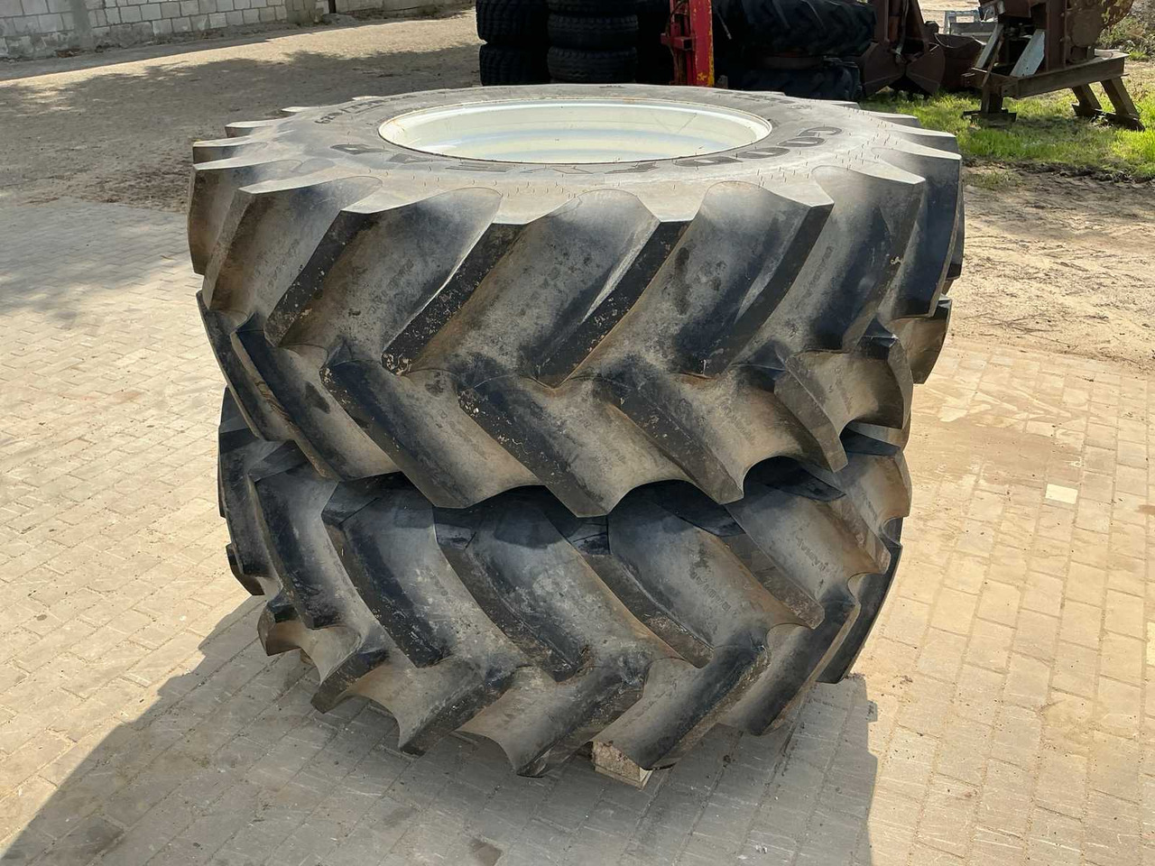 Goodyear DT820 - الإطارات والجنوط - جرار: صورة 3 Goodyear DT820 - الإطارات والجنوط - جرار: صورة 3