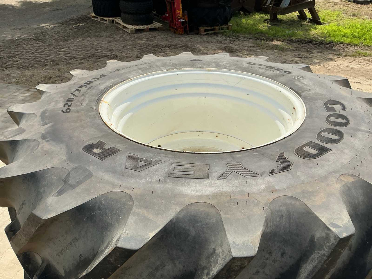 Goodyear DT820 - الإطارات والجنوط - جرار: صورة 4 Goodyear DT820 - الإطارات والجنوط - جرار: صورة 4
