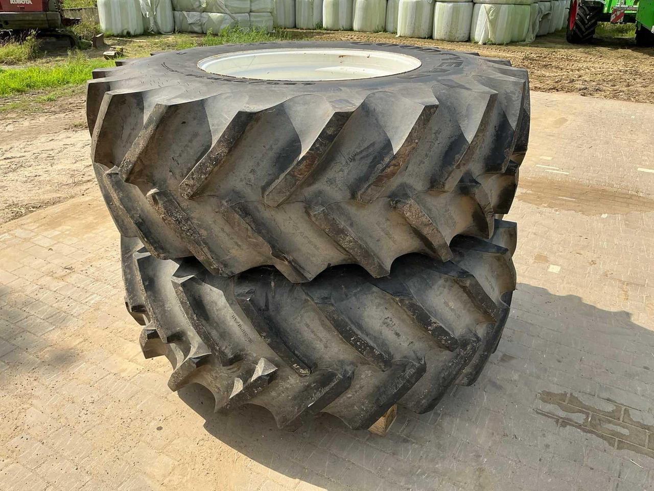 Goodyear DT820 - الإطارات والجنوط - جرار: صورة 2 Goodyear DT820 - الإطارات والجنوط - جرار: صورة 2