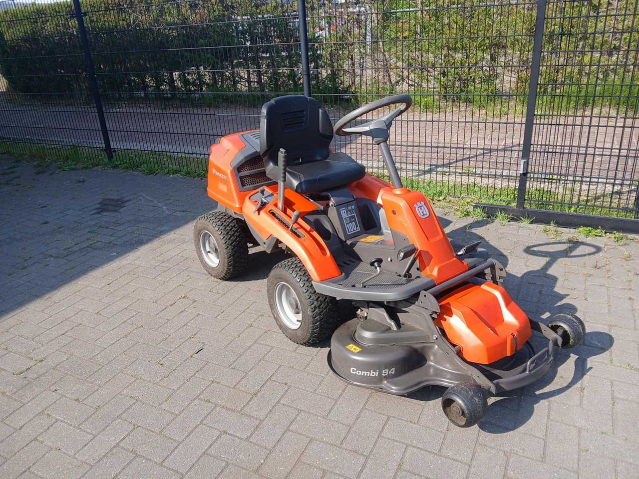 Husqvarna R213c - جزازة أعشاب الحدائق: صورة 4 Husqvarna R213c - جزازة أعشاب الحدائق: صورة 4