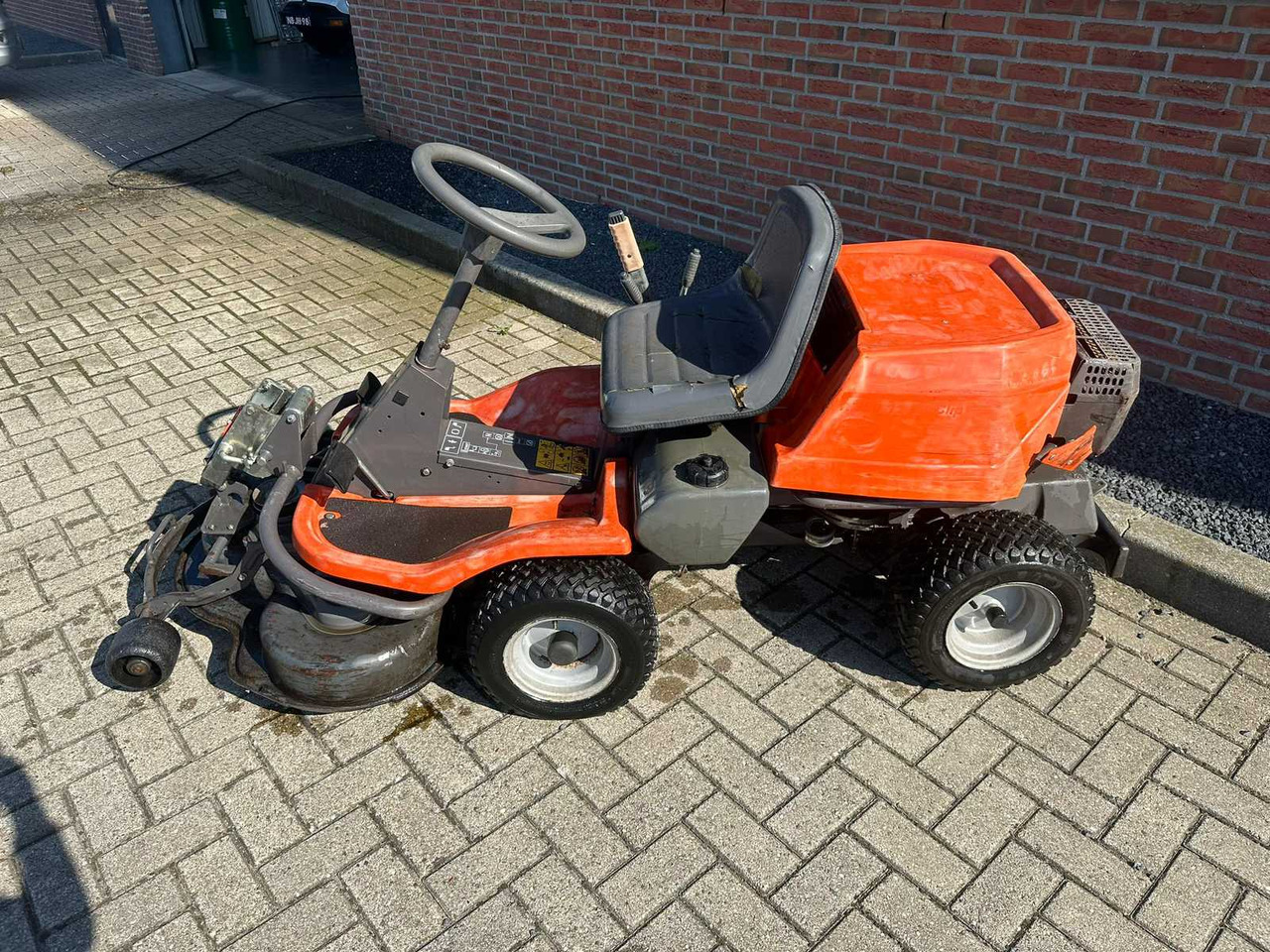 Husqvarna rider 11 - جزازة أعشاب الحدائق: صورة 3 Husqvarna rider 11 - جزازة أعشاب الحدائق: صورة 3
