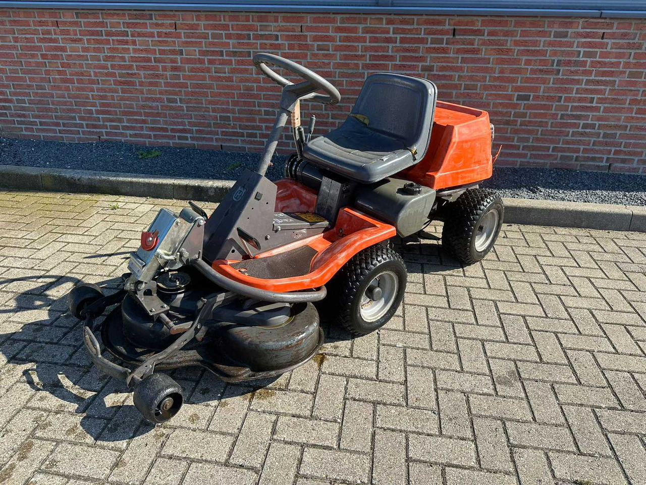 Husqvarna rider 11 - جزازة أعشاب الحدائق: صورة 1 Husqvarna rider 11 - جزازة أعشاب الحدائق: صورة 1
