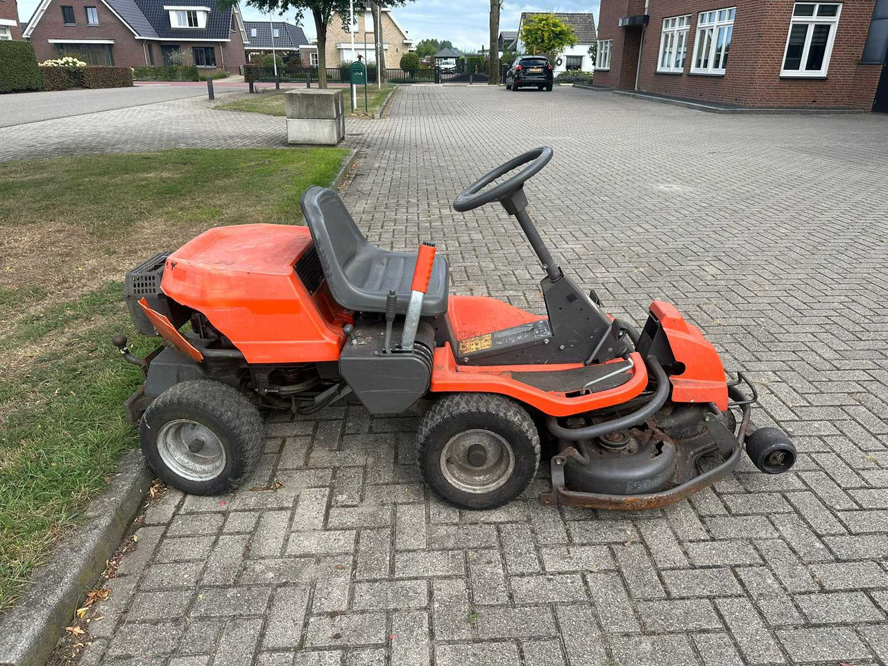 Husqvarna rider - جزازة أعشاب الحدائق: صورة 2 Husqvarna rider - جزازة أعشاب الحدائق: صورة 2