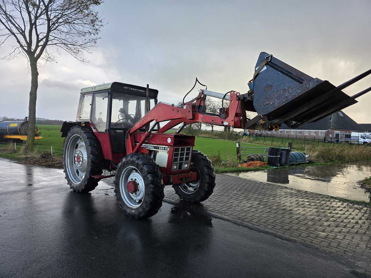 INTERNATIONAL 844-S ALL-WHEEL DRIVE FARM TRACTOR - جرار: صورة 2 INTERNATIONAL 844-S ALL-WHEEL DRIVE FARM TRACTOR - جرار: صورة 2