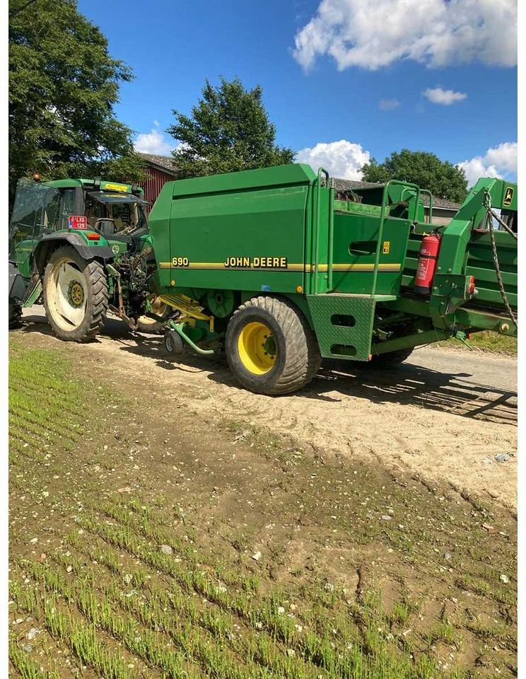 John Deere 690 - مكبس البالات المستطيله: صورة 2 John Deere 690 - مكبس البالات المستطيله: صورة 2