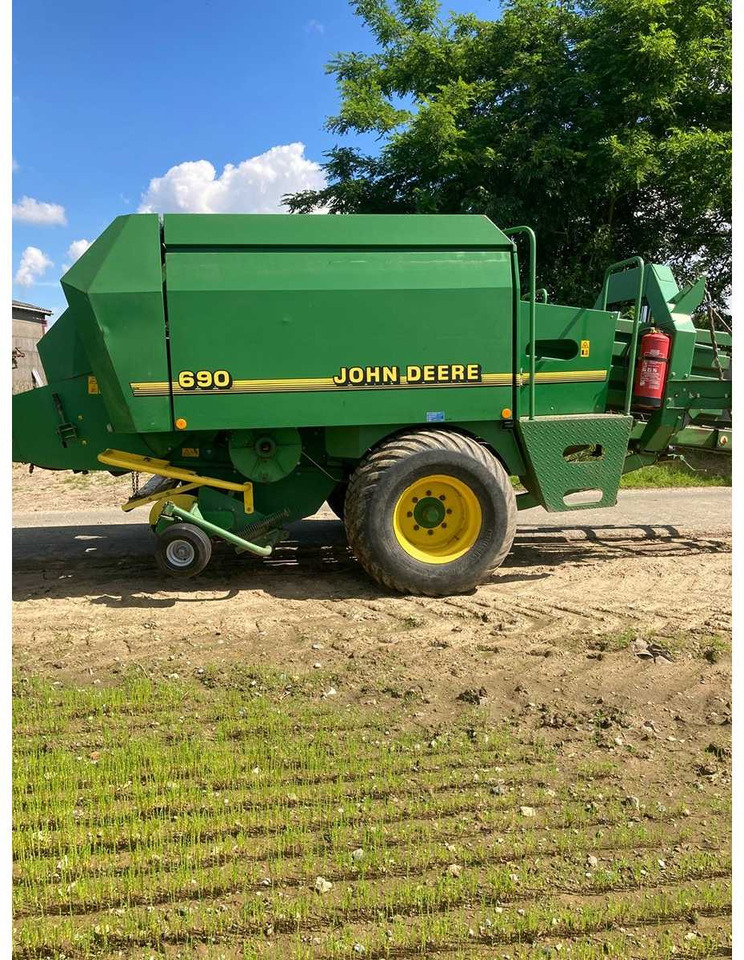 John Deere 690 - مكبس البالات المستطيله: صورة 1 John Deere 690 - مكبس البالات المستطيله: صورة 1