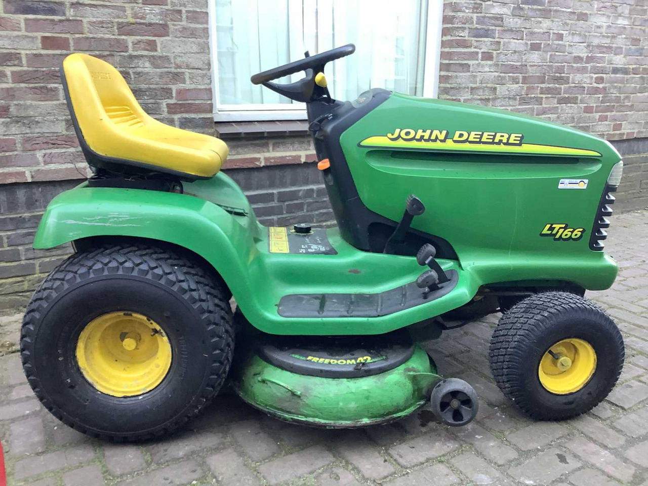 John Deere LT166 Tractor - جزازة أعشاب الحدائق: صورة 2 John Deere LT166 Tractor - جزازة أعشاب الحدائق: صورة 2