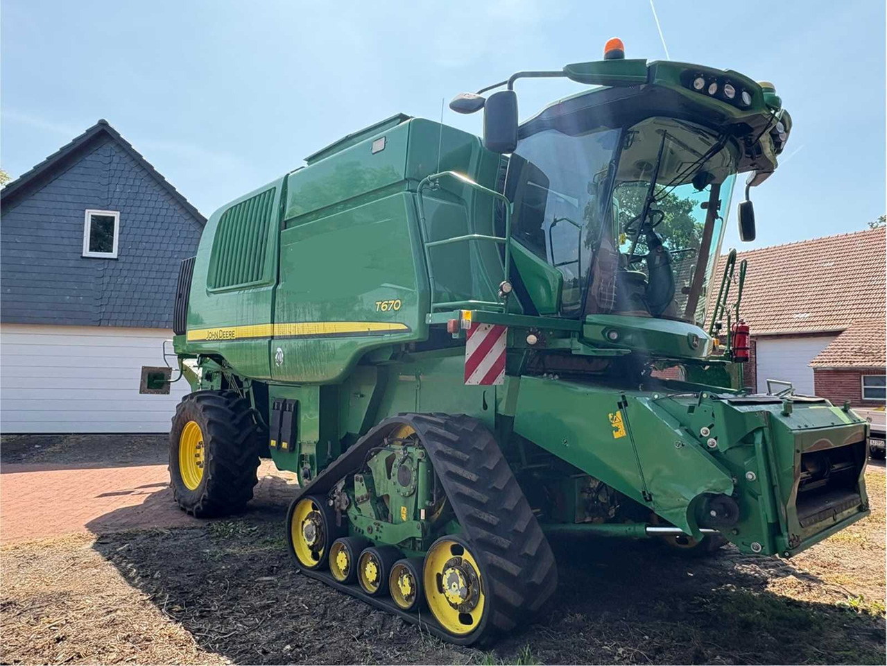 John Deere T670 - حصادة موحَّدة: صورة 1 John Deere T670 - حصادة موحَّدة: صورة 1