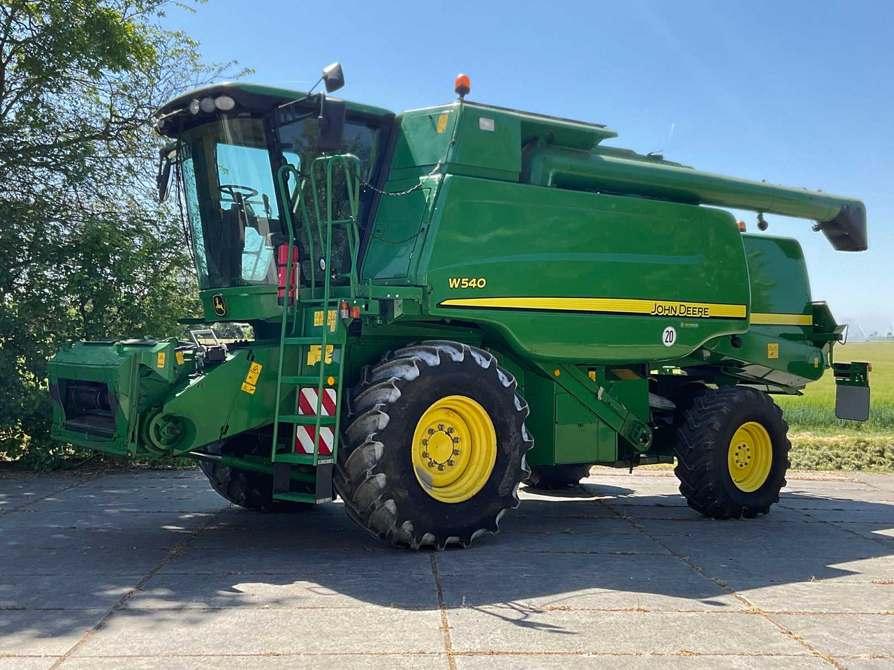 John Deere W540 - حصادة موحَّدة: صورة 1 John Deere W540 - حصادة موحَّدة: صورة 1