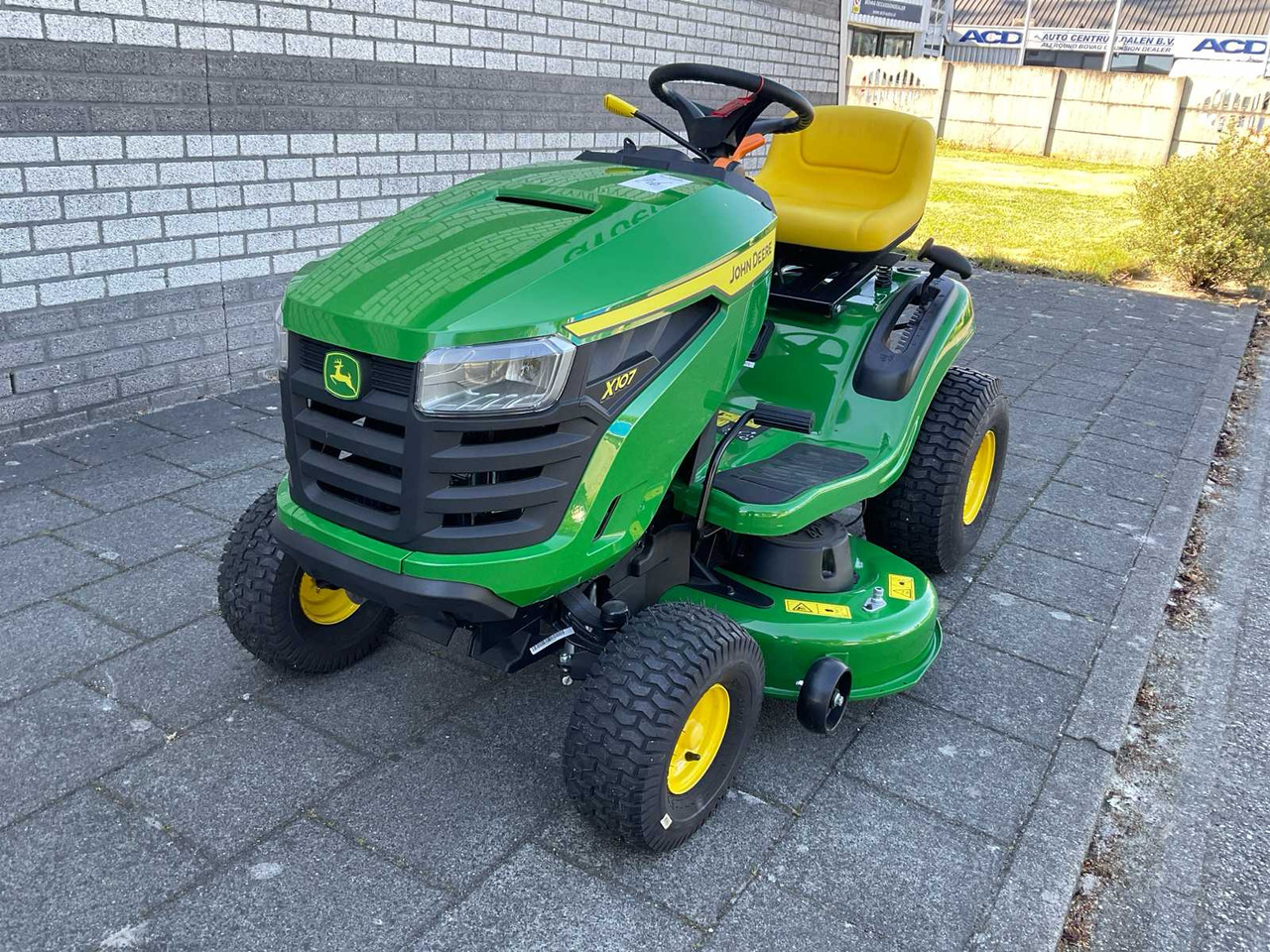 John Deere X107 - جزازة أعشاب الحدائق: صورة 1 John Deere X107 - جزازة أعشاب الحدائق: صورة 1