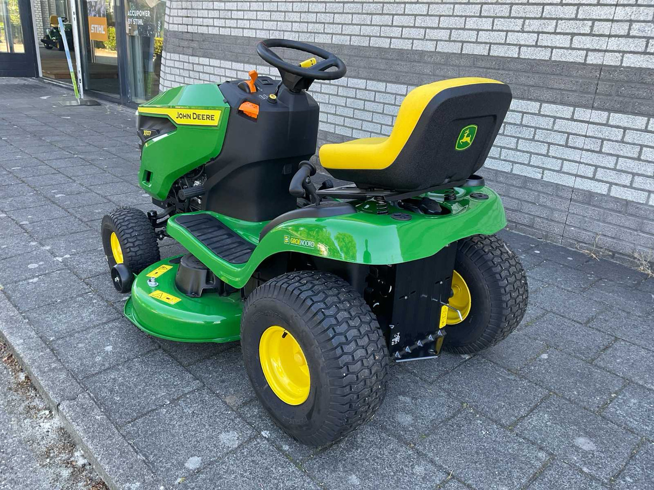 John Deere X107 - جزازة أعشاب الحدائق: صورة 2 John Deere X107 - جزازة أعشاب الحدائق: صورة 2