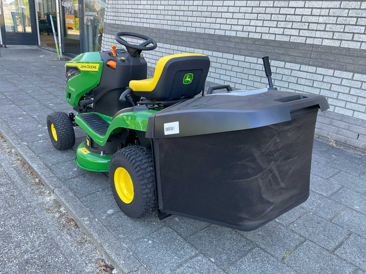 John Deere X117R - جزازة أعشاب الحدائق: صورة 2 John Deere X117R - جزازة أعشاب الحدائق: صورة 2