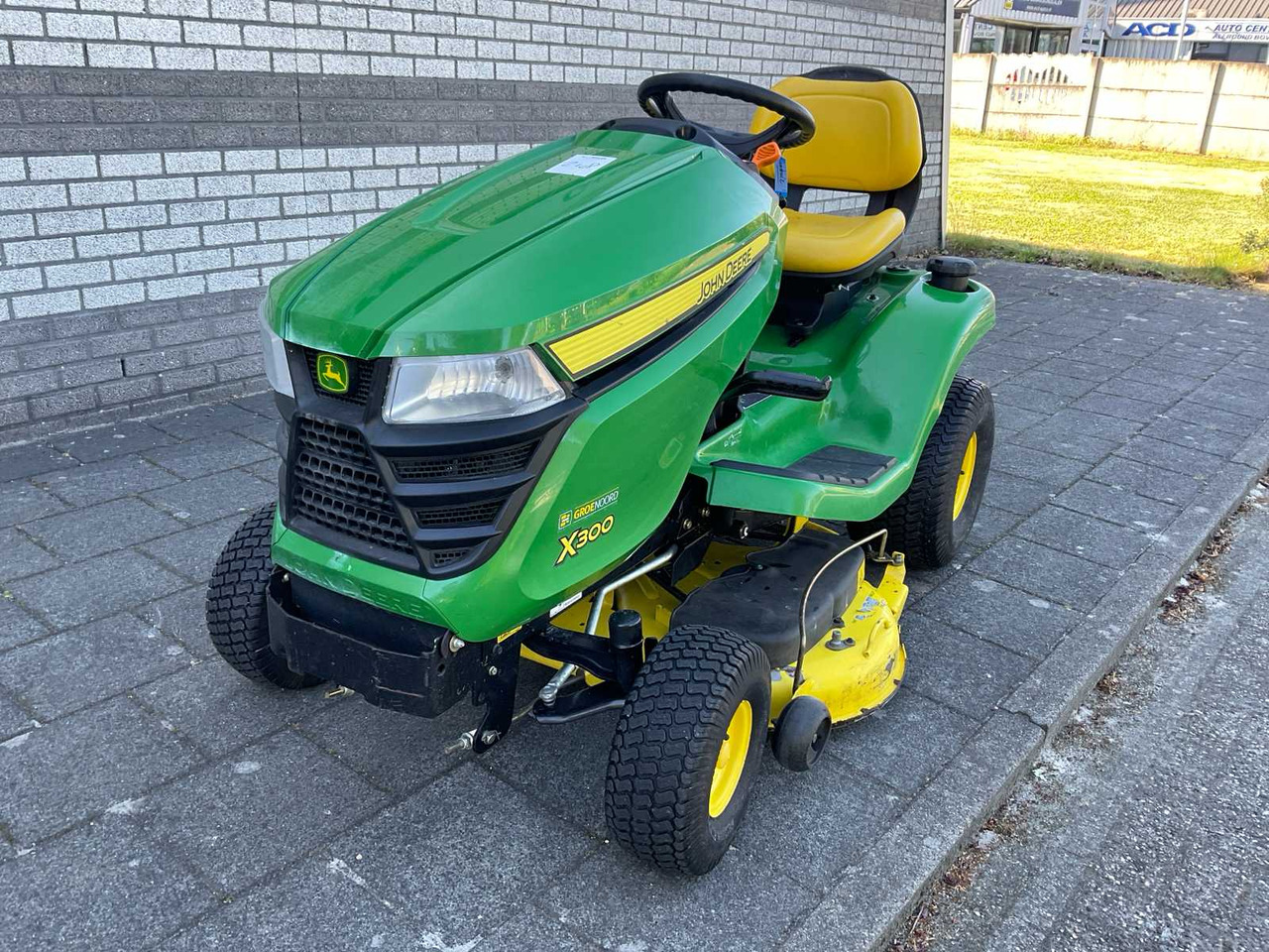 John Deere X300 - جزازة أعشاب الحدائق: صورة 1 John Deere X300 - جزازة أعشاب الحدائق: صورة 1