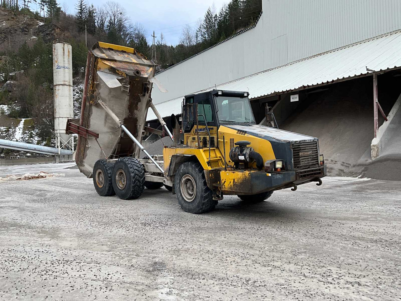 Komatsu HM300-2 - شاحنة التعدين: صورة 2 Komatsu HM300-2 - شاحنة التعدين: صورة 2