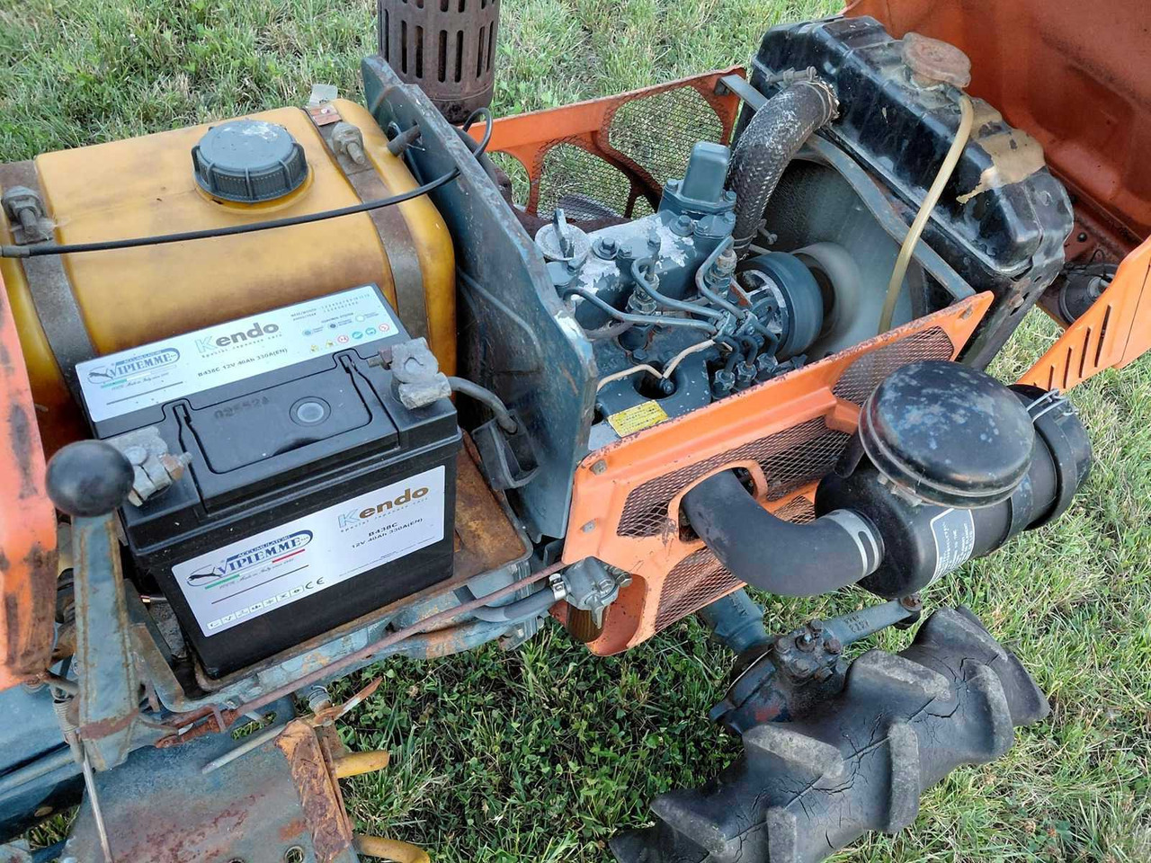 جرار صغير Kubota B7001: صورة 9