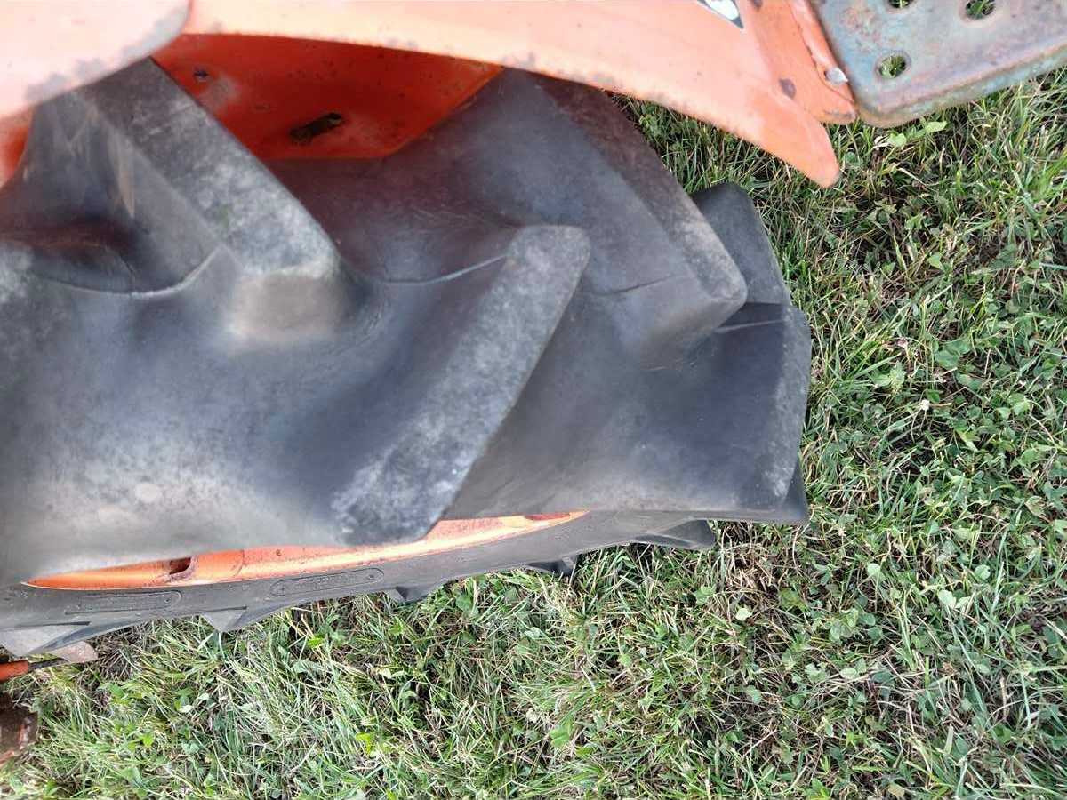 جرار صغير Kubota B7001: صورة 11