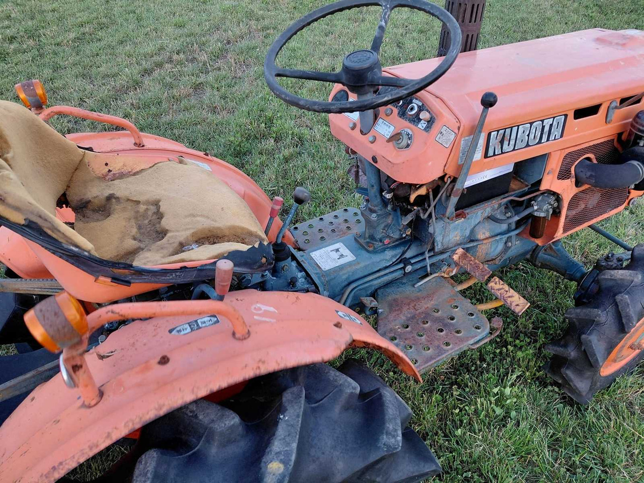 جرار صغير Kubota B7001: صورة 6