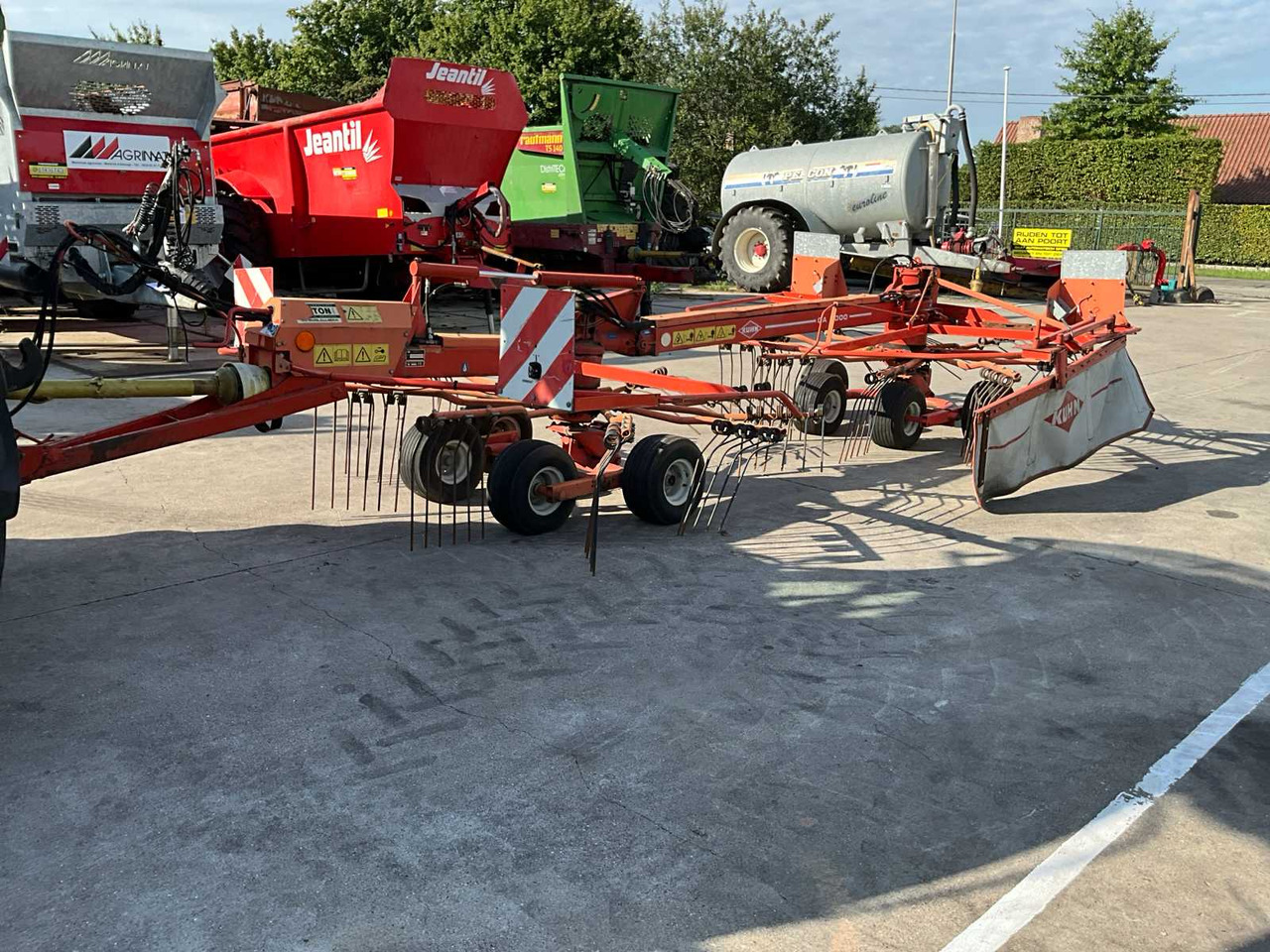 Kuhn GA 6000 - معدات تيبيس التبن: صورة 1 Kuhn GA 6000 - معدات تيبيس التبن: صورة 1