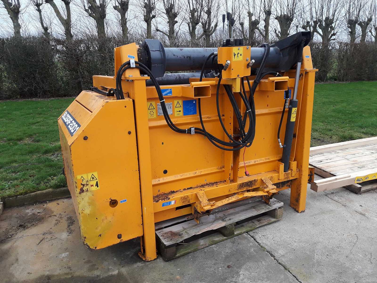 Lucas BG - معدات الثروة الحيوانية: صورة 1 Lucas BG - معدات الثروة الحيوانية: صورة 1