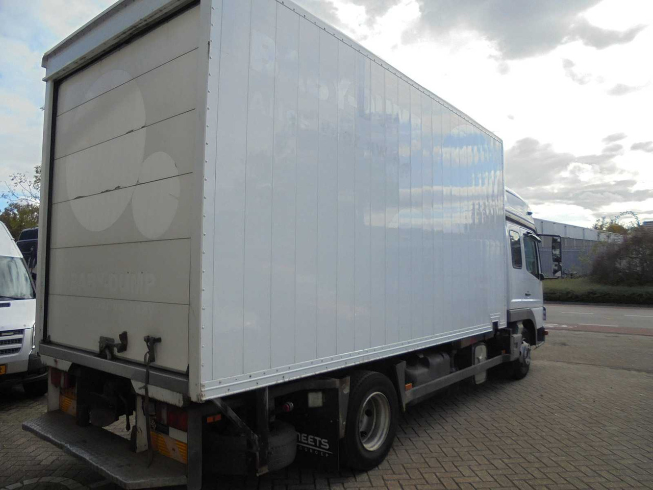 MERCEDES-BENZ - 818 L + RAMP - ATEGO - COMMERCIAL VEHICLE - شاحنة التوصيل: صورة 3 MERCEDES-BENZ - 818 L + RAMP - ATEGO - COMMERCIAL VEHICLE - شاحنة التوصيل: صورة 3