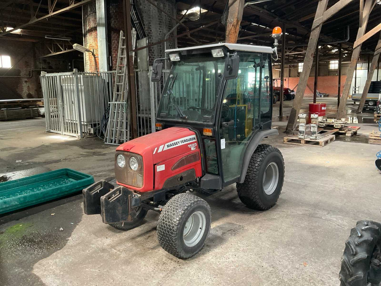 Massey Ferguson 1523 - جرار صغير: صورة 1 Massey Ferguson 1523 - جرار صغير: صورة 1
