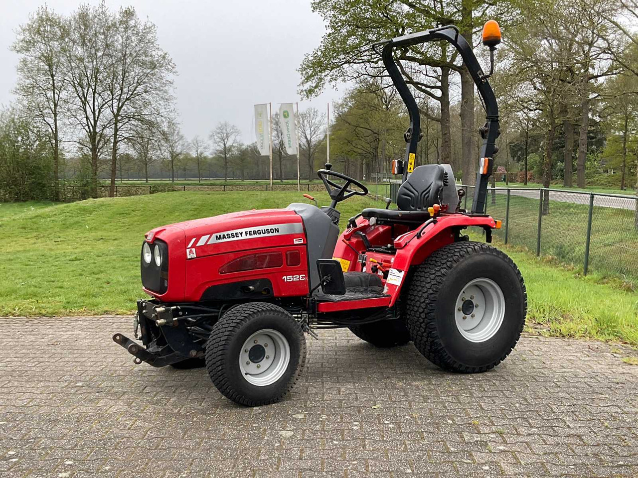 Massey Ferguson 1528 - جرار صغير: صورة 2 Massey Ferguson 1528 - جرار صغير: صورة 2