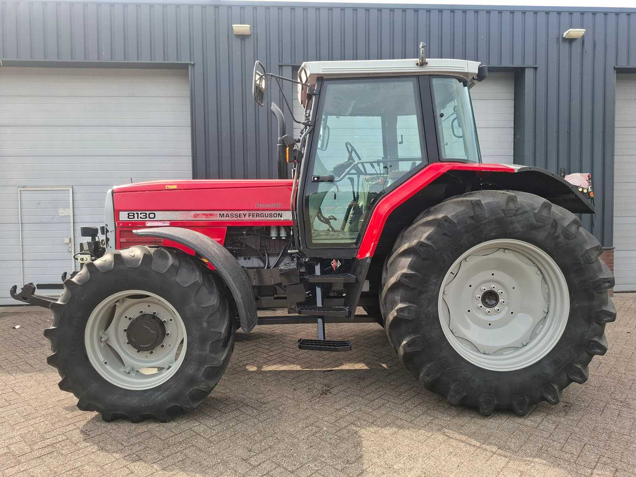 Massey Ferguson 8130 Dynashift - جرار: صورة 3 Massey Ferguson 8130 Dynashift - جرار: صورة 3