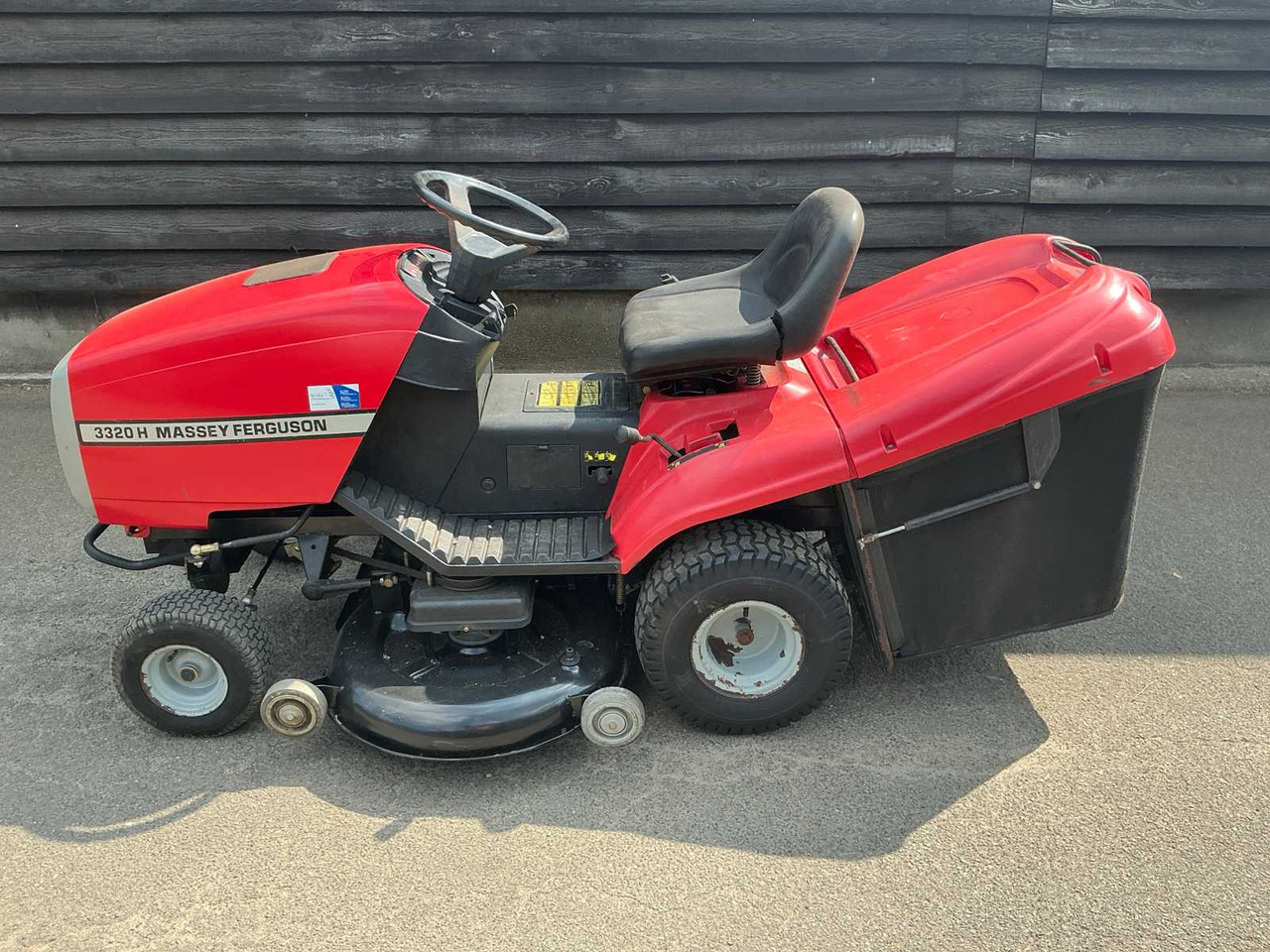 Massey Ferguson MF 122 Hydro - جزازة أعشاب الحدائق: صورة 2 Massey Ferguson MF 122 Hydro - جزازة أعشاب الحدائق: صورة 2
