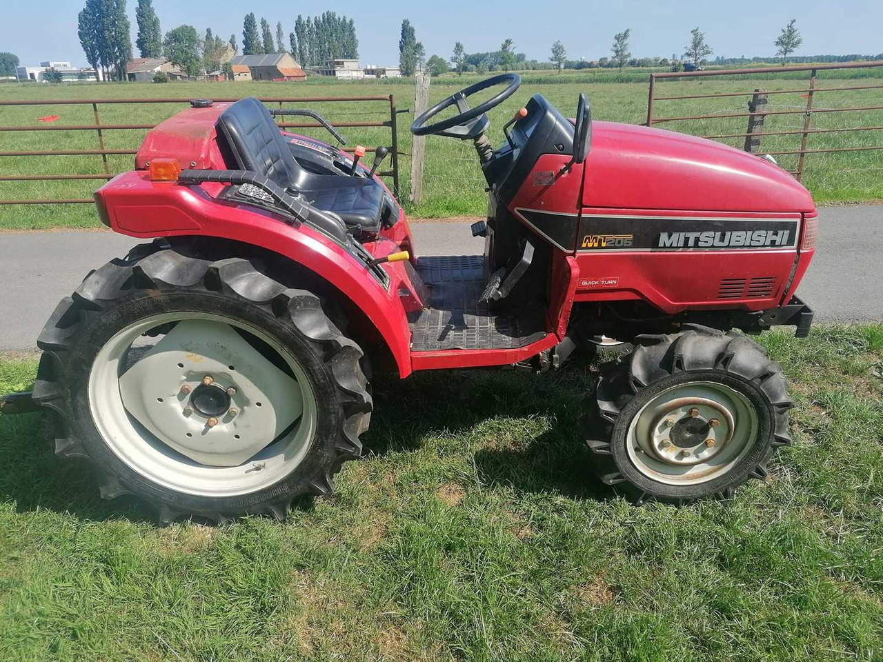 Mitsubishi MT205 - جرار صغير: صورة 1 Mitsubishi MT205 - جرار صغير: صورة 1
