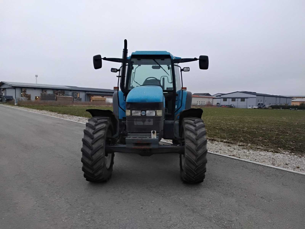 جرار NEW HOLLAND - 8260 - 2000 - AGRICULTURAL TRACTOR WITH FOUR-WHEEL DRIVE: صورة 10 جرار NEW HOLLAND - 8260 - 2000 - AGRICULTURAL TRACTOR WITH FOUR-WHEEL DRIVE: صورة 10