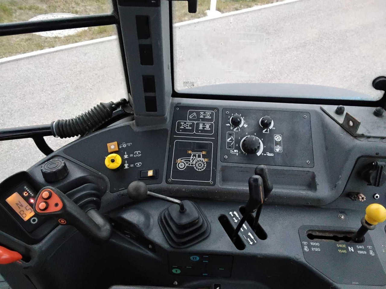 جرار NEW HOLLAND - 8260 - 2000 - AGRICULTURAL TRACTOR WITH FOUR-WHEEL DRIVE: صورة 6 جرار NEW HOLLAND - 8260 - 2000 - AGRICULTURAL TRACTOR WITH FOUR-WHEEL DRIVE: صورة 6