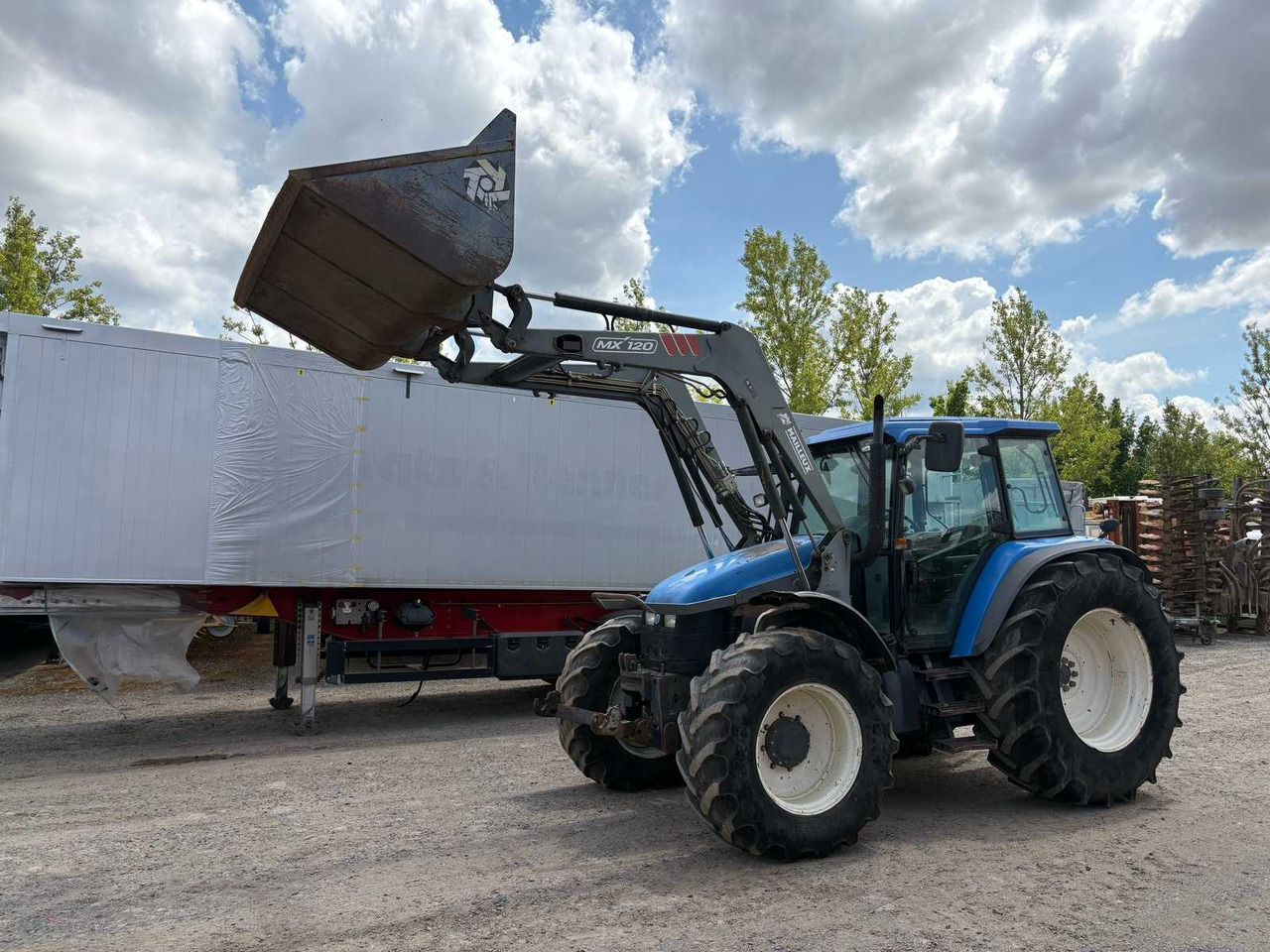 New Holland TM115 mit Frontlader - جرار: صورة 1 New Holland TM115 mit Frontlader - جرار: صورة 1