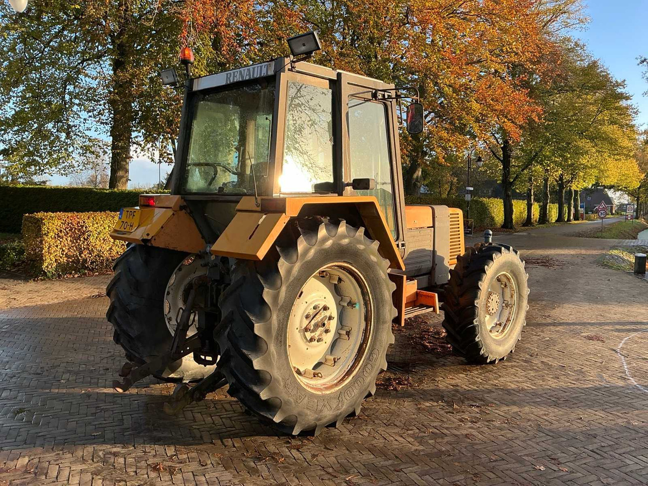 Renault 1987 RENAULT 133.14 ALL-WHEEL DRIVE FARM TRACTOR - جرار: صورة 5 Renault 1987 RENAULT 133.14 ALL-WHEEL DRIVE FARM TRACTOR - جرار: صورة 5