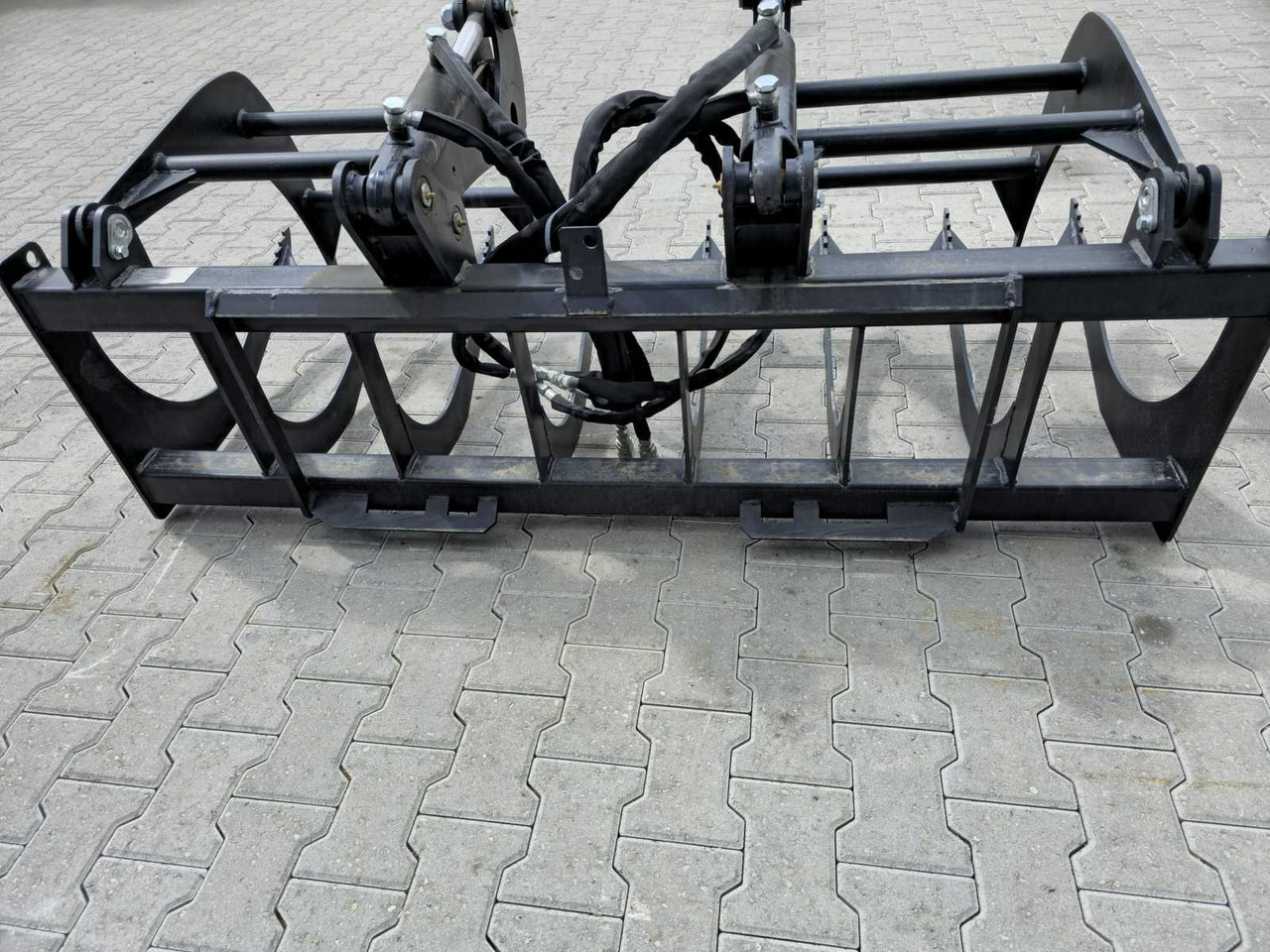 Rhino-cross 72 inch fork grapple - ملحق - آلات البناء: صورة 5 Rhino-cross 72 inch fork grapple - ملحق - آلات البناء: صورة 5