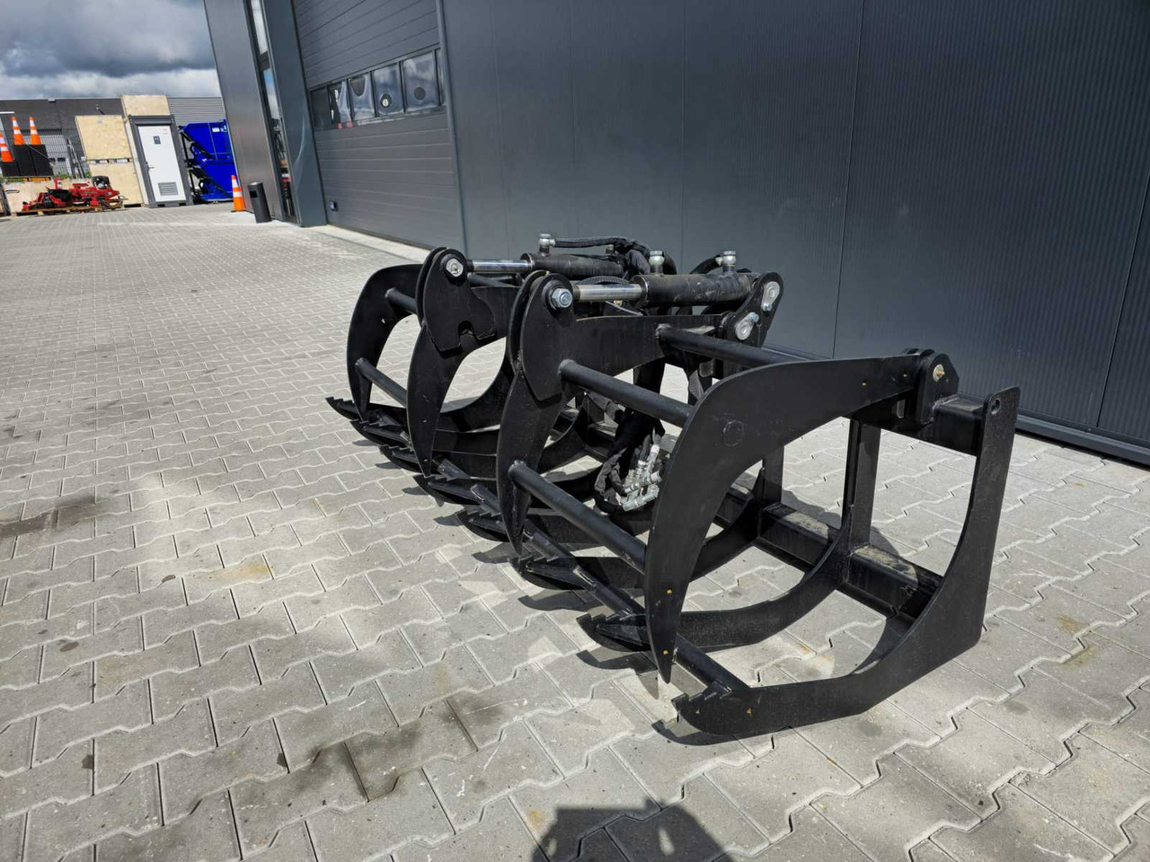 Rhino-cross 72 inch fork grapple - ملحق - آلات البناء: صورة 4 Rhino-cross 72 inch fork grapple - ملحق - آلات البناء: صورة 4