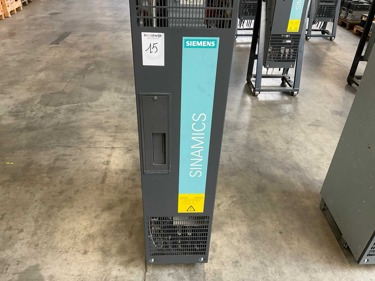 Siemens Sinamics 6SL3310-1TE33-8AA0 - معدات البناء: صورة 3 Siemens Sinamics 6SL3310-1TE33-8AA0 - معدات البناء: صورة 3