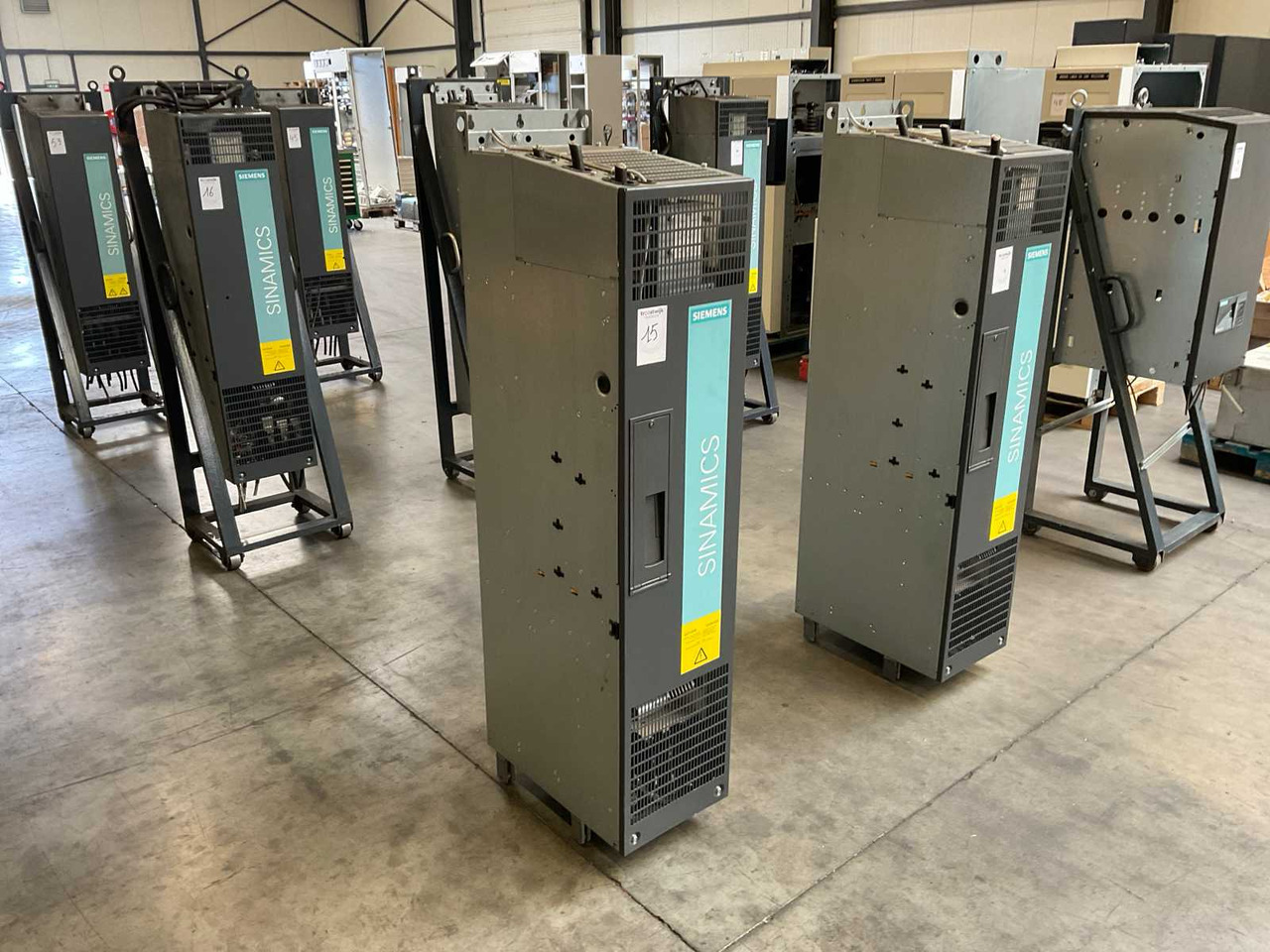 Siemens Sinamics 6SL3310-1TE33-8AA0 - معدات البناء: صورة 2 Siemens Sinamics 6SL3310-1TE33-8AA0 - معدات البناء: صورة 2