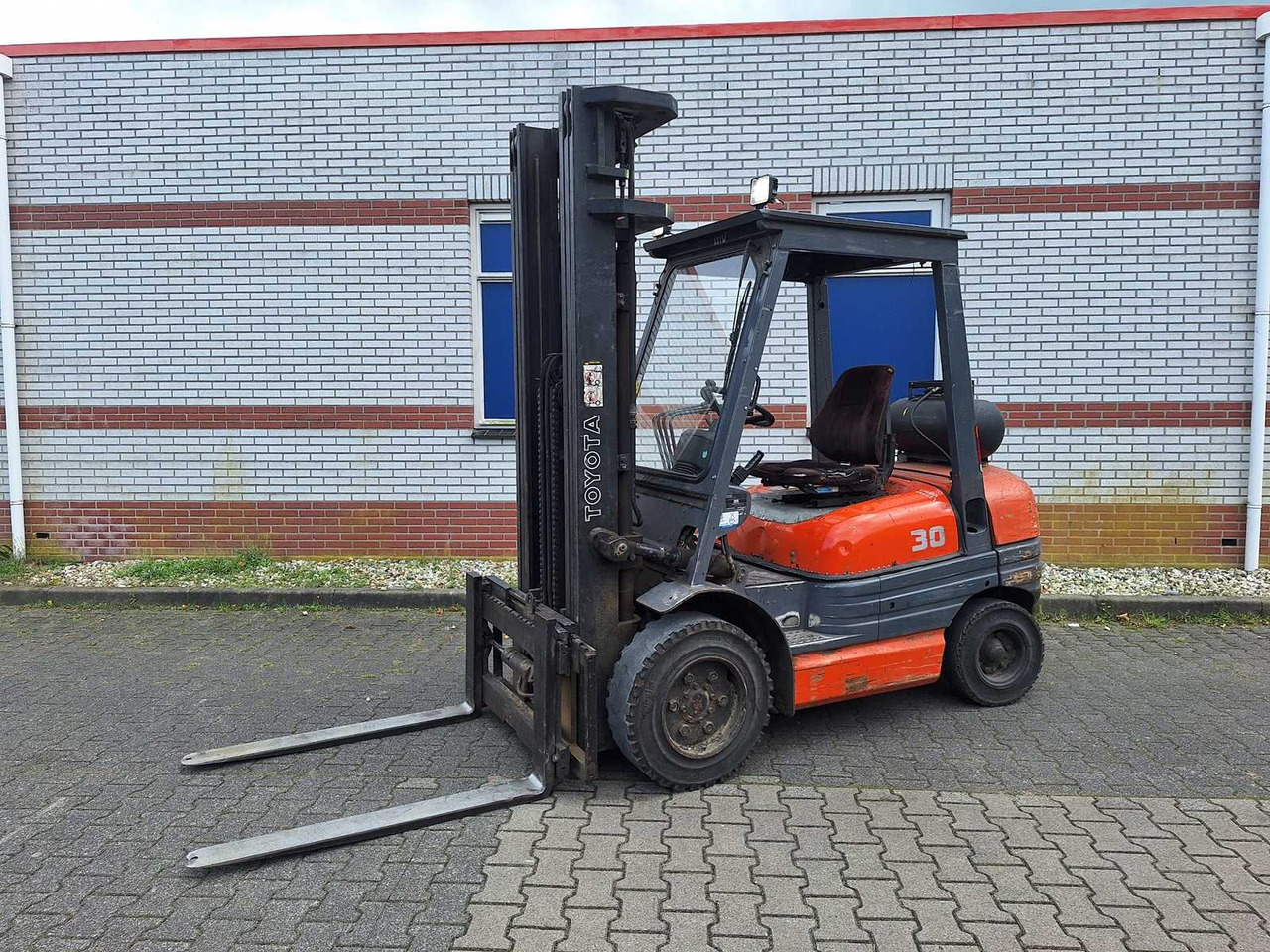 TOYOTA - 1995 - 02 6FGF30 - FORKLIFT TRIPLEX -FREE-LIFT - SIDE-SHIFT - رافعة شوكية: صورة 1 TOYOTA - 1995 - 02 6FGF30 - FORKLIFT TRIPLEX -FREE-LIFT - SIDE-SHIFT - رافعة شوكية: صورة 1