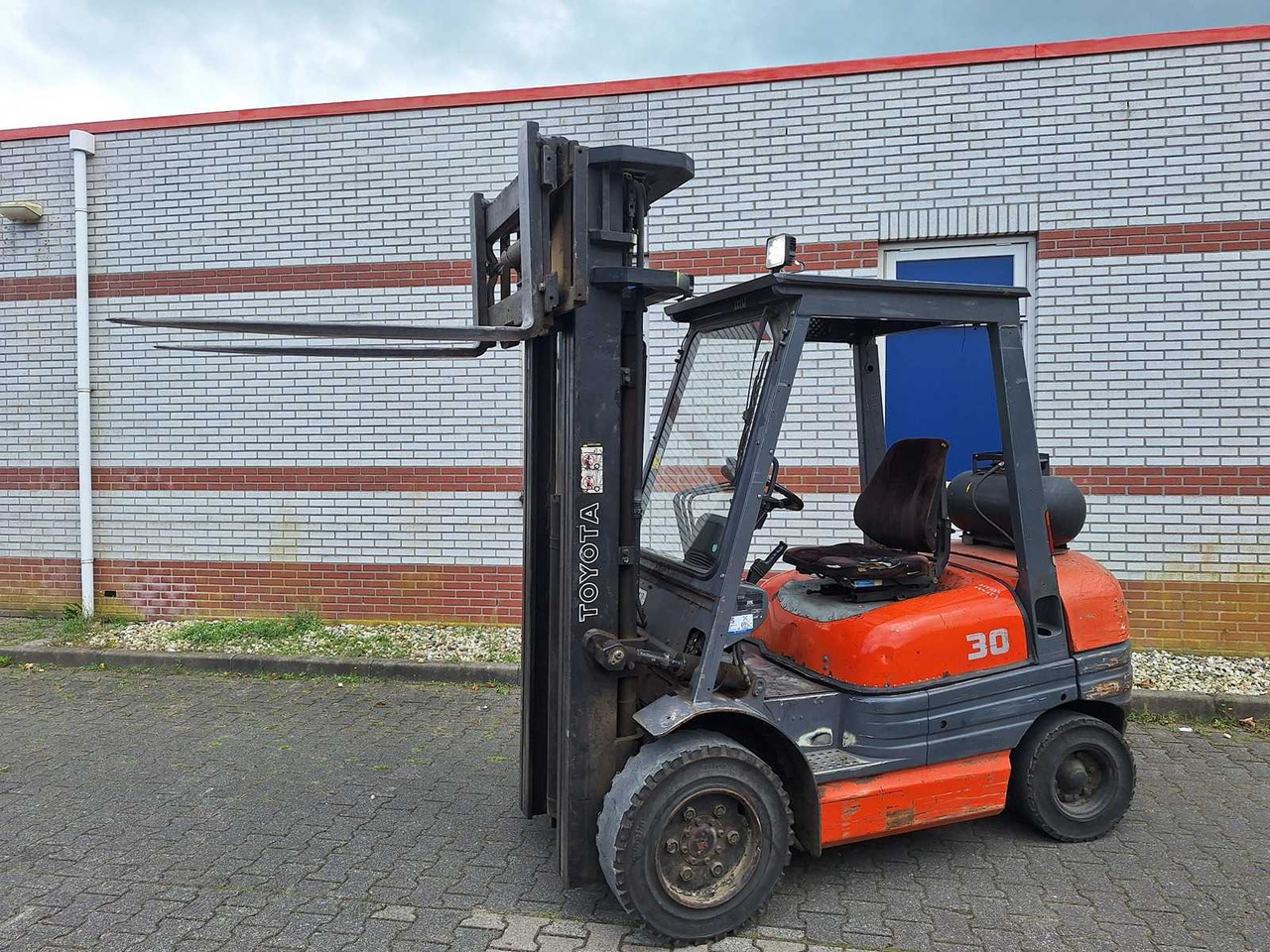 TOYOTA - 1995 - 02 6FGF30 - FORKLIFT TRIPLEX -FREE-LIFT - SIDE-SHIFT - رافعة شوكية: صورة 3 TOYOTA - 1995 - 02 6FGF30 - FORKLIFT TRIPLEX -FREE-LIFT - SIDE-SHIFT - رافعة شوكية: صورة 3