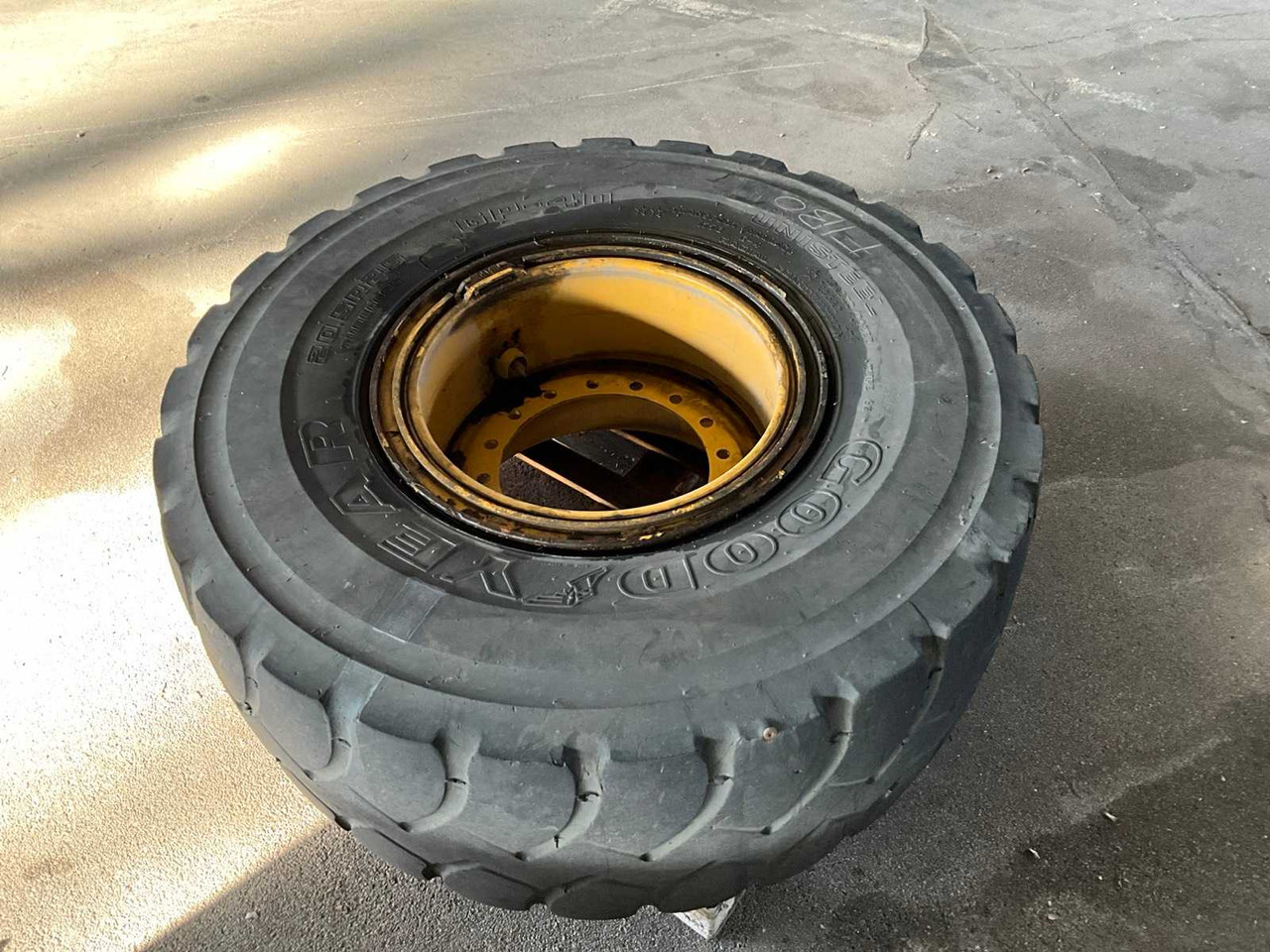 TYRES WITH RIMS (2X) - اللودر بعجل: صورة 5 TYRES WITH RIMS (2X) - اللودر بعجل: صورة 5