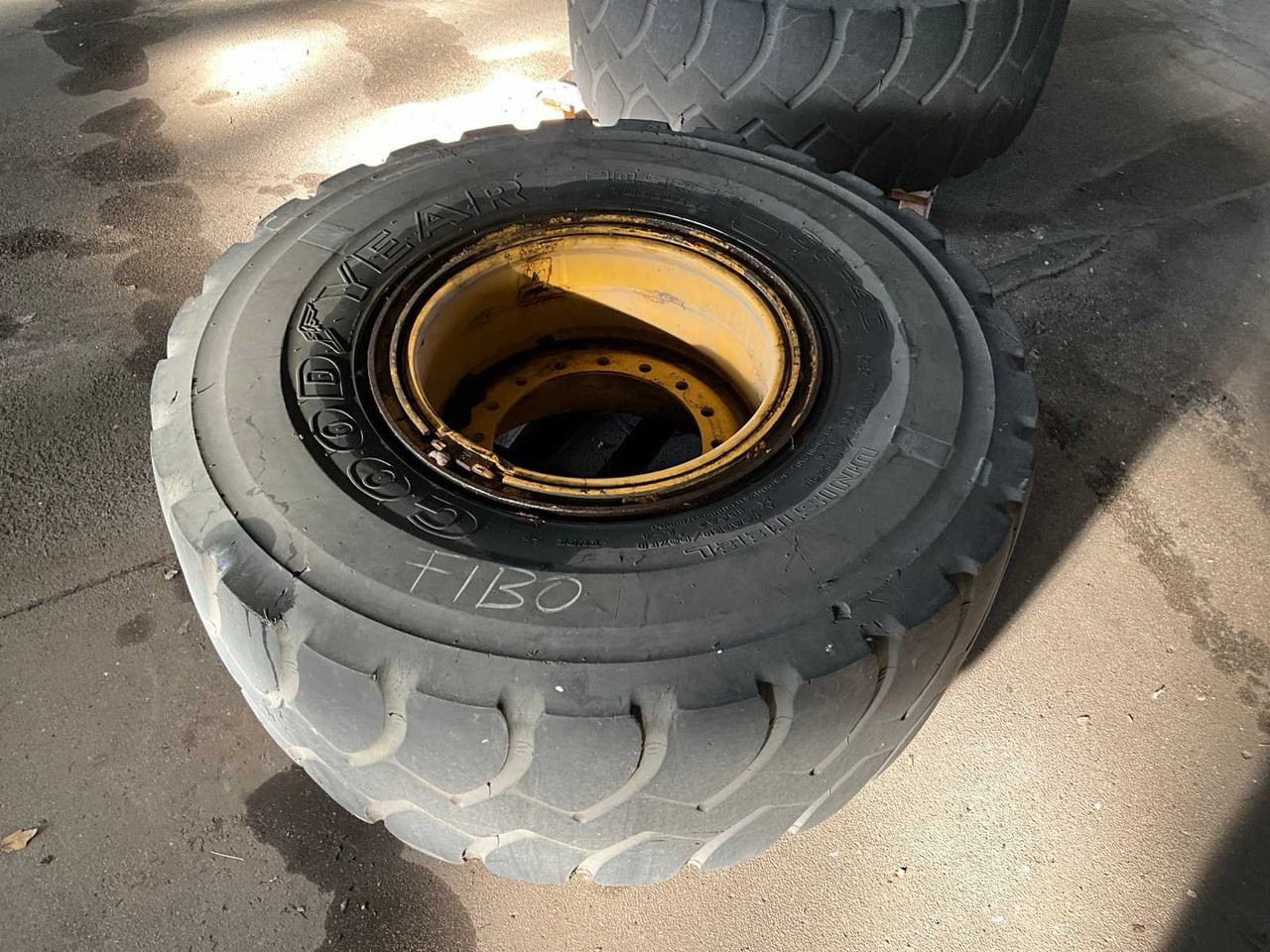 TYRES WITH RIMS (2X) - اللودر بعجل: صورة 3 TYRES WITH RIMS (2X) - اللودر بعجل: صورة 3