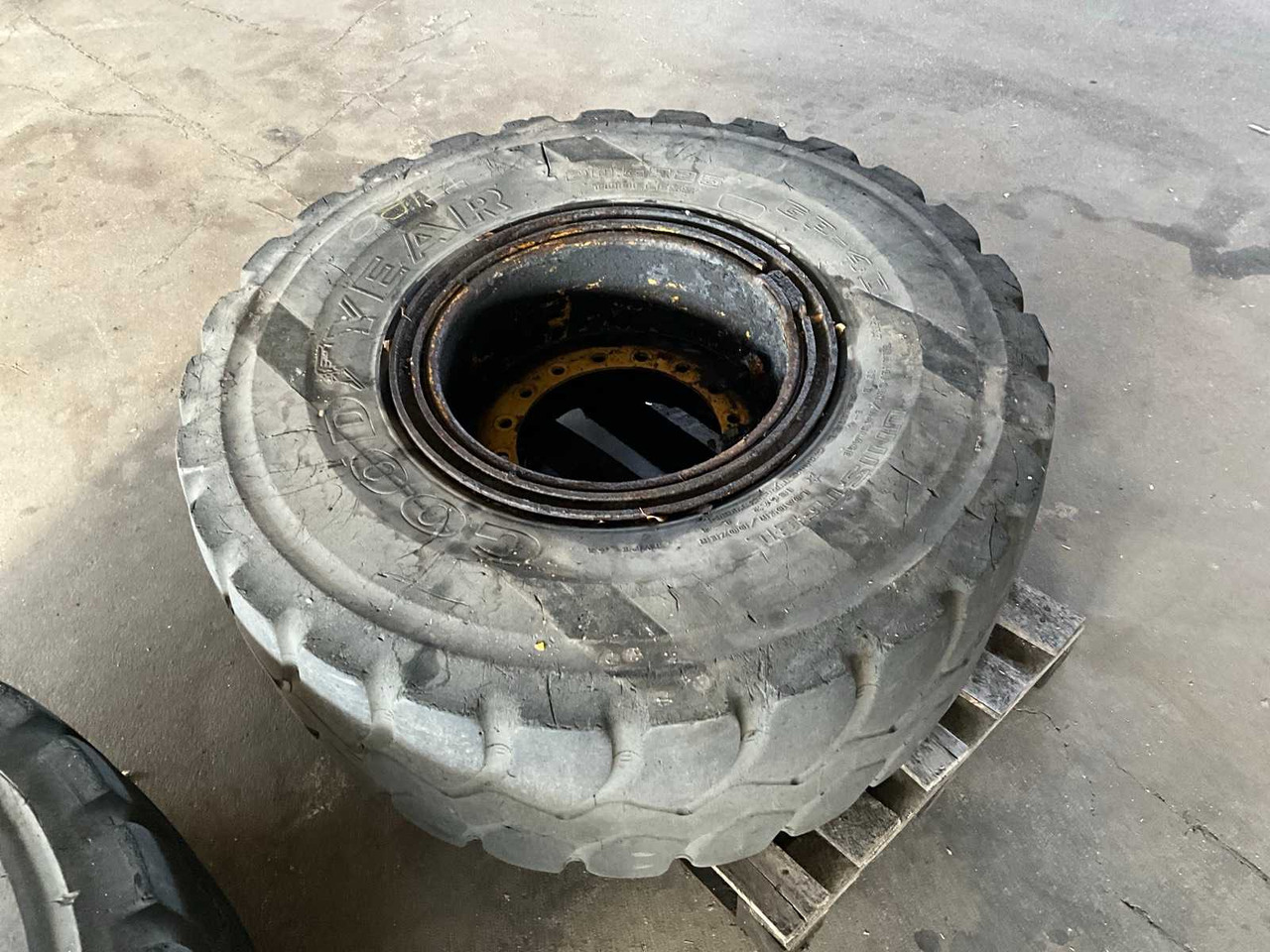 TYRES WITH RIMS (2X) - اللودر بعجل: صورة 5 TYRES WITH RIMS (2X) - اللودر بعجل: صورة 5