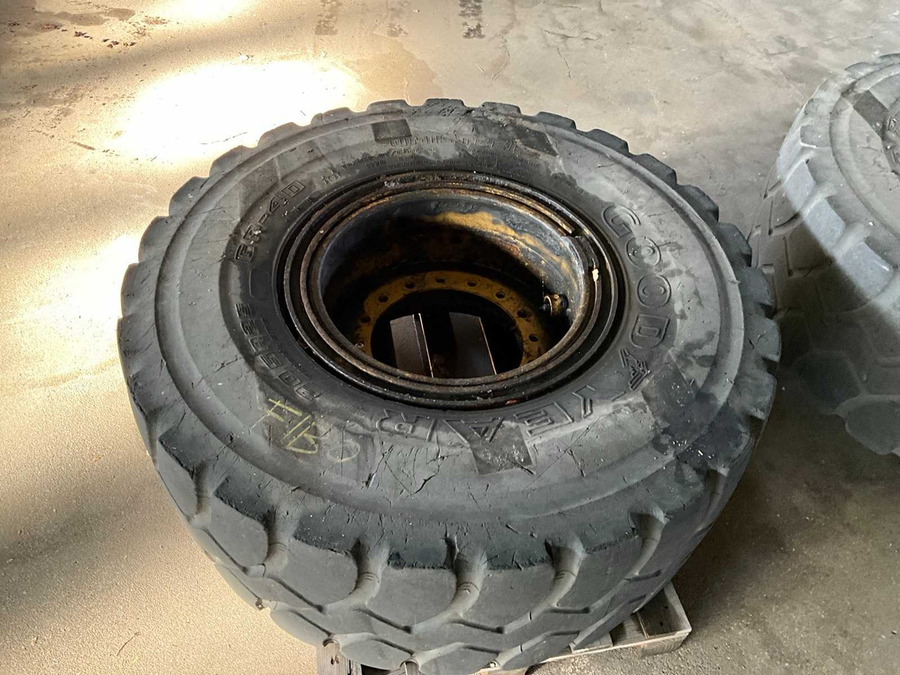 TYRES WITH RIMS (2X) - اللودر بعجل: صورة 3 TYRES WITH RIMS (2X) - اللودر بعجل: صورة 3