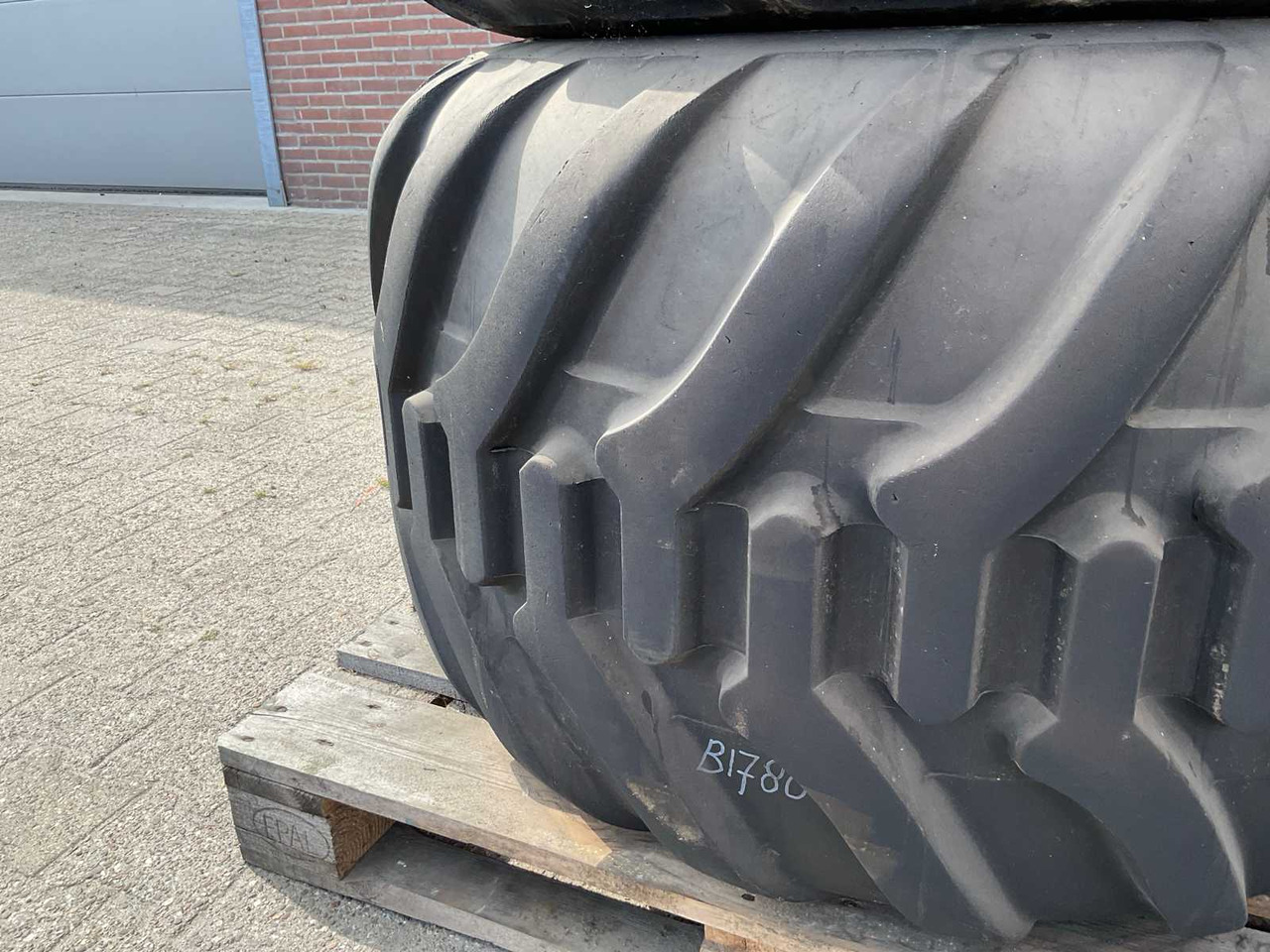 Trelleborg Twin 423 - الإطارات والجنوط - جرار: صورة 3 Trelleborg Twin 423 - الإطارات والجنوط - جرار: صورة 3