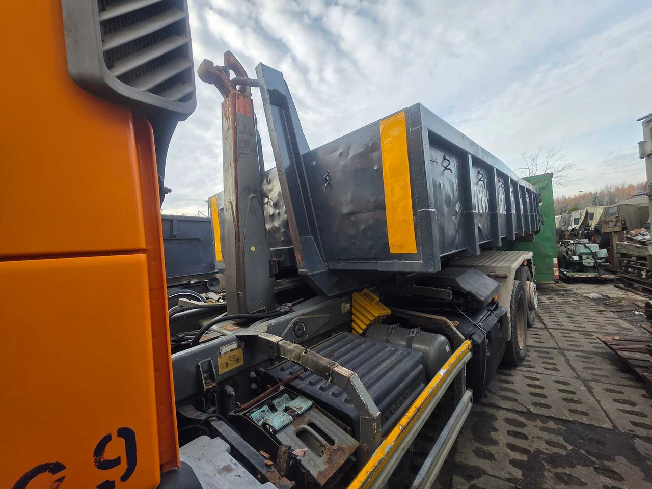 VOLVO - FM/FH - 6X 2R - HOOKLIFT TRUCK WITH CONTAINER - 2002 - شاحنة: صورة 4 VOLVO - FM/FH - 6X 2R - HOOKLIFT TRUCK WITH CONTAINER - 2002 - شاحنة: صورة 4