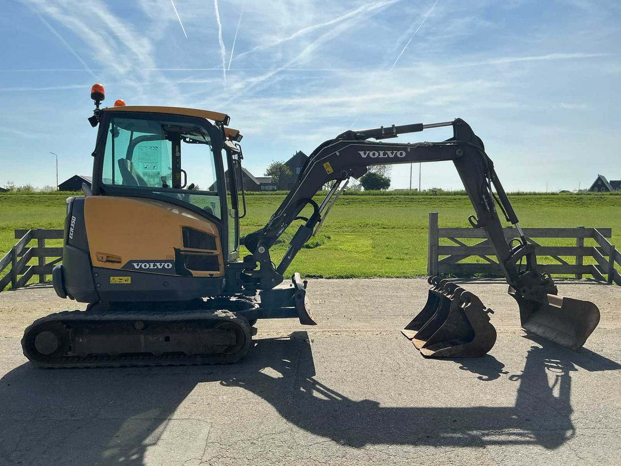 Volvo ECR35D - حفار زحاف: صورة 4 Volvo ECR35D - حفار زحاف: صورة 4