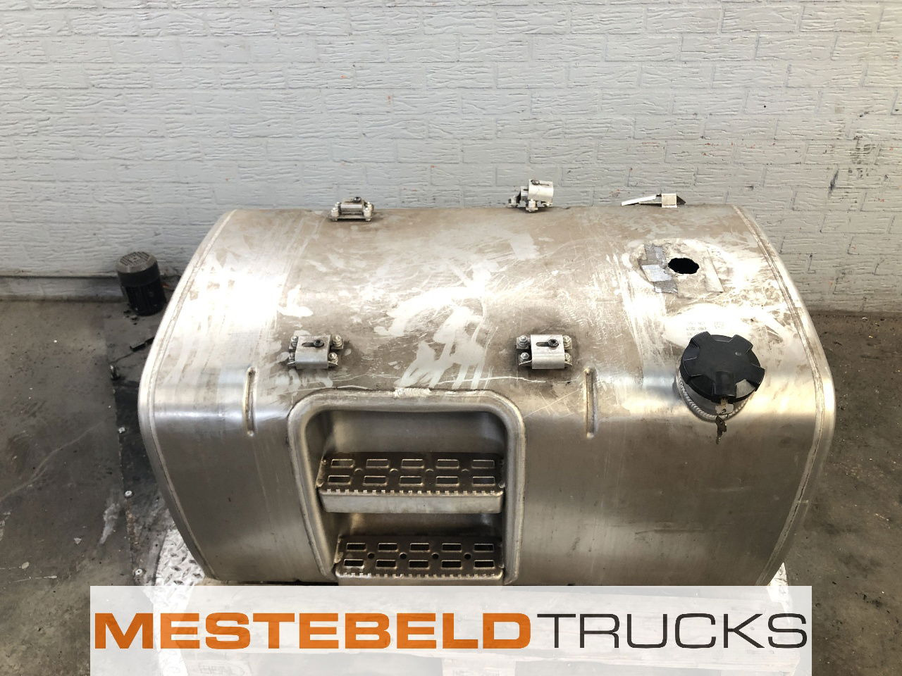 DAF Brandstoftank 400 liter - نظام الوقود - شاحنة: صورة 1 DAF Brandstoftank 400 liter - نظام الوقود - شاحنة: صورة 1